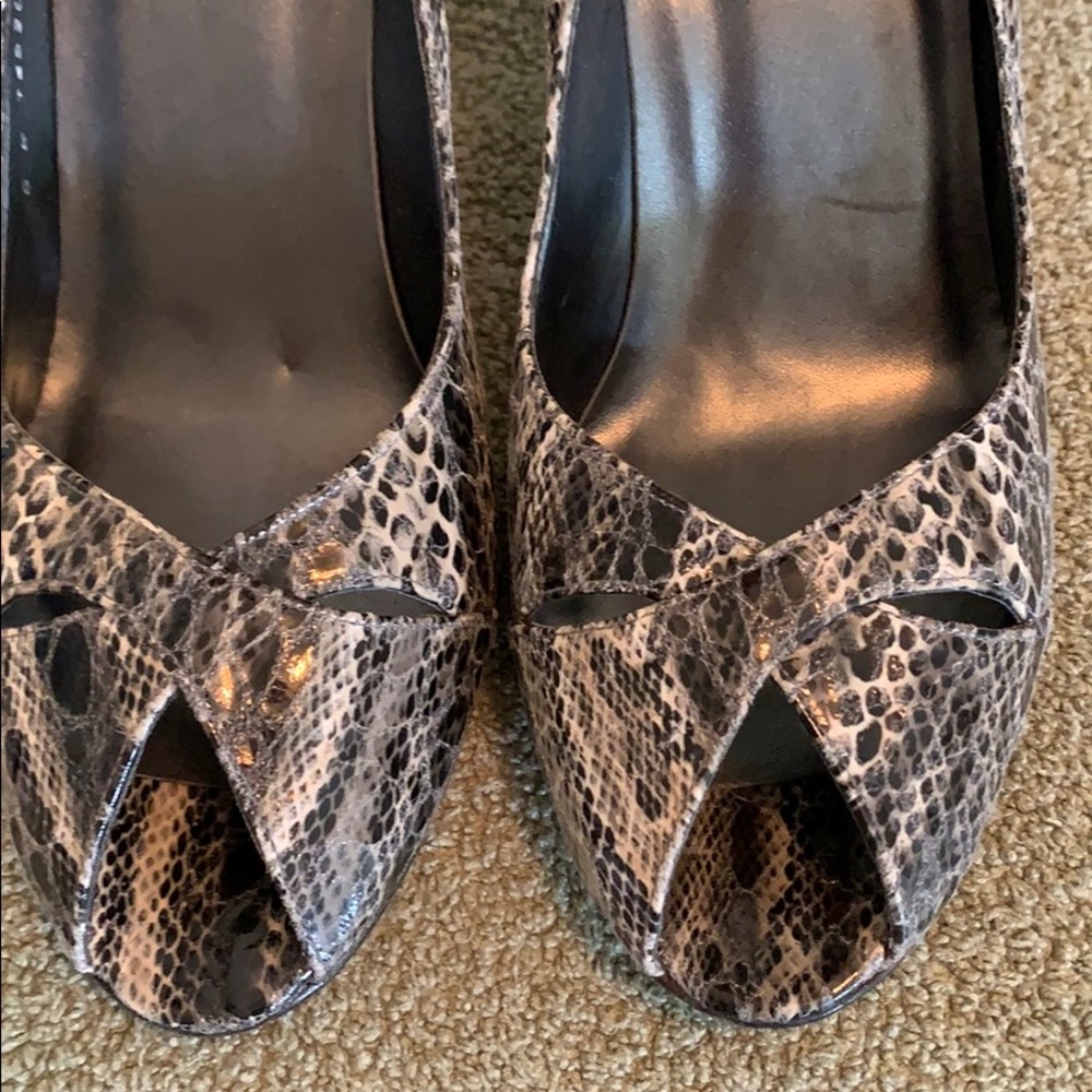 Grey Snake Print Stuart Weitzman Heel Size 11m - image 4